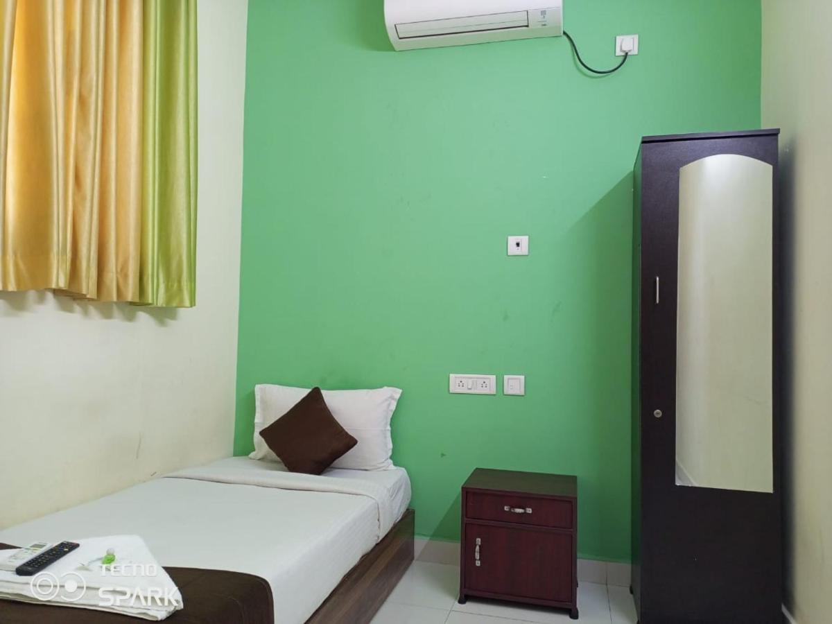 Green Tree Hotel-Near Vfs Global And Ramee Mall Ченай Екстериор снимка