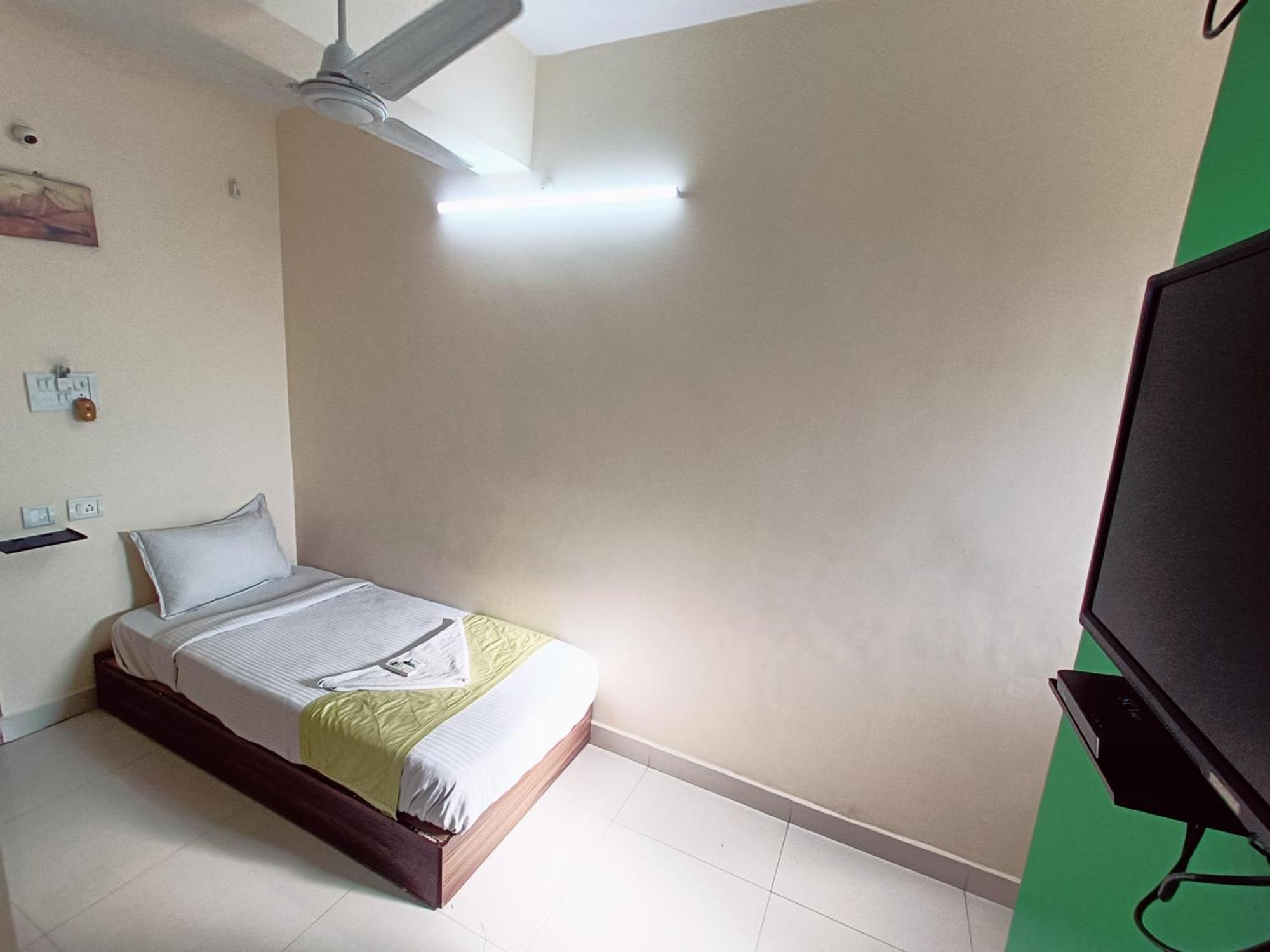 Green Tree Hotel-Near Vfs Global And Ramee Mall Ченай Екстериор снимка