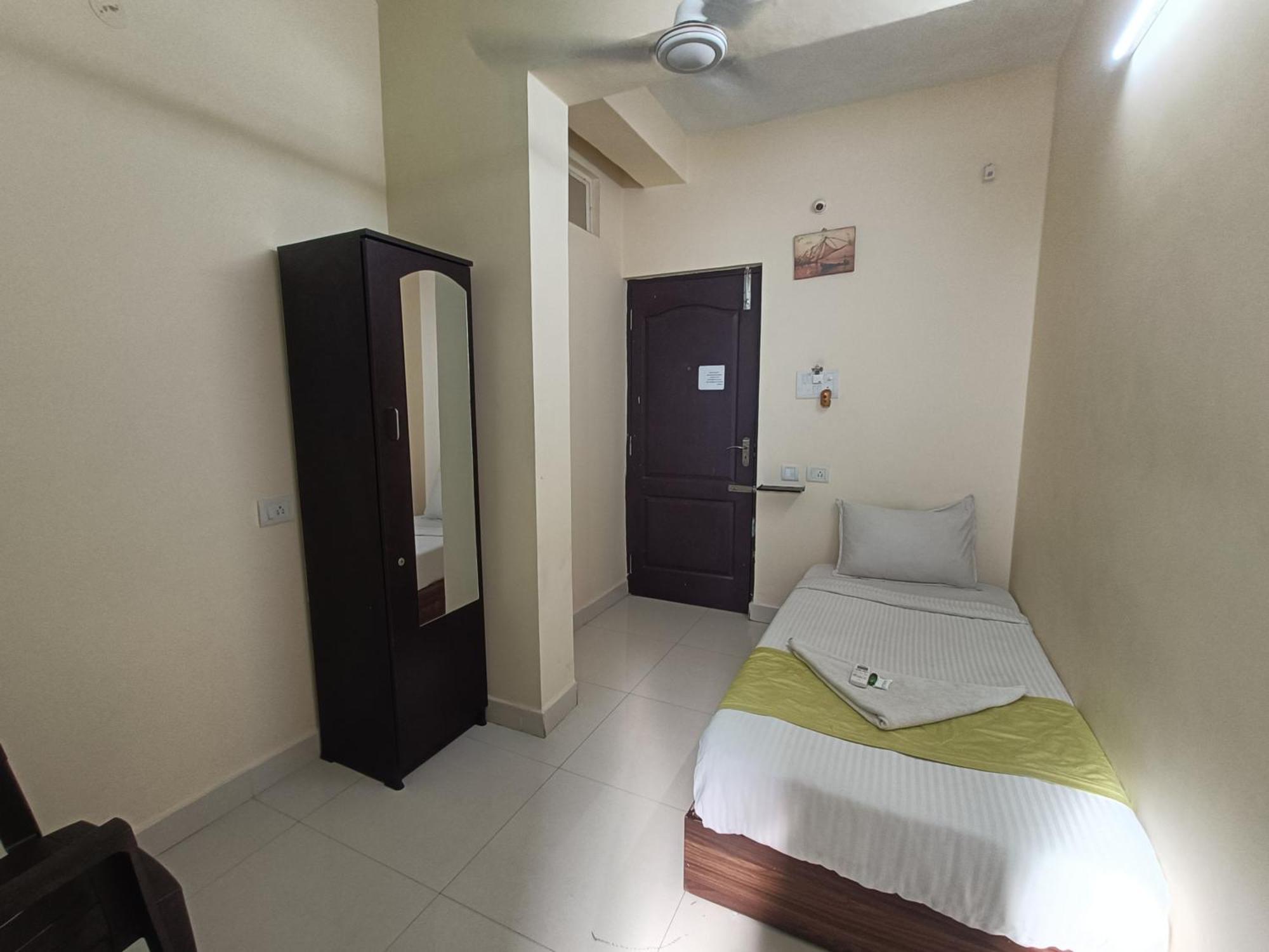 Green Tree Hotel-Near Vfs Global And Ramee Mall Ченай Екстериор снимка